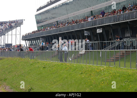 Spectateurs dans une tribune à un événement de sport automobile Banque D'Images