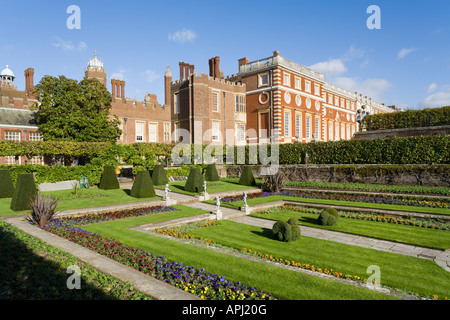 À la recherche sur les jardins à Sir Christopher Wren's south face de Hampton Court Palace, Grand Londres Banque D'Images