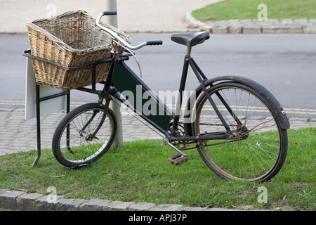 Un vieux vélo en bord de la route Banque D'Images