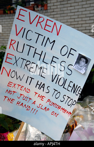 Mémorial de la rue pour un jeune Evren poignardé à mort par Crystal Palace dans le sud de Londres Décembre 2007 Banque D'Images