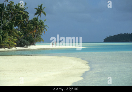 Couple la spectaculaire plage de palmiers à Aitutaki Island , partie de la chaîne de l'Île Cook dans l'Océan Pacifique Banque D'Images