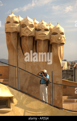 Photographie touristique sur toit de la Casa Mila à Barcelone l'Espagne est éclipsé par l'architecte Antonio Gaudi, cheminées spectaculaires Banque D'Images