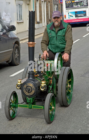 Un homme monté sur l'échelle de sa machine à vapeur dans la rue à hayle cornwall,sur Richard Trevithick jour Banque D'Images