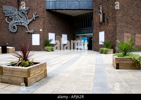 Entrée principale du théâtre de wyverne, Swindon, Wiltshire Banque D'Images