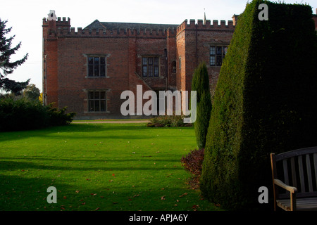 Gardensof formelle Holme Pierrepont Hall, Nottingham, Royaume-Uni. Construit en 1500, probablement la première maison en briques dans le Nottinghamshire Banque D'Images