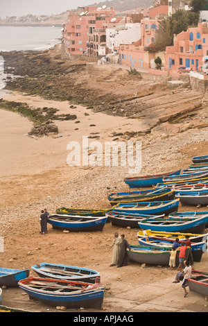 Les pêcheurs se détendre et parler sur les bateaux de pêche dans l'après-midi sur la plage à Taghazout sur la côte atlantique du Maroc Banque D'Images