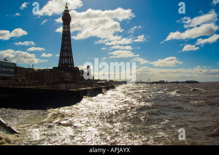 Mer animée à Blackpool Lancashire regardant vers la célèbre Tour Banque D'Images
