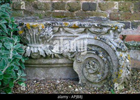 Un banc dans la cour de l'Holme Pierrepont Hall, Nottingham, Royaume-Uni. Construit en 1500, probablement la première maison en briques dans le cour. Dorset, UK. Banque D'Images