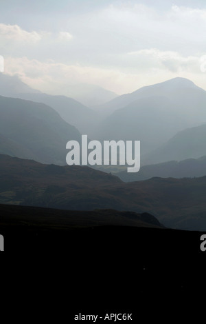 Haut de Borrowdale siège au-dessus de la rive est de l'après-midi d'automne de Derwent Water près de Keswick Cumbria England Banque D'Images