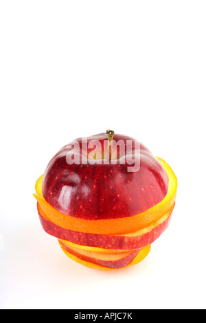 Tranches de pomme et orange mis ensemble pour former un seul fruit tourné sur blanc en studio Banque D'Images