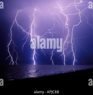 Plusieurs éclairs réfléchir sur les eaux de l'océan pendant une tempête de mousson d'été à Rocky Point, Puerto Peñasco, Mexique Banque D'Images