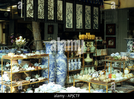 Vases en poterie, des urnes et de la vaisselle dans le marché de la céramique Bat Trang, village de potiers, Hanoi, Viet Nam Banque D'Images