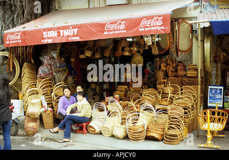 Panier tressé et articles pour la vente à une boutique dans une Ong Gach St, vieux quartier de Hanoi, Viet Nam Banque D'Images