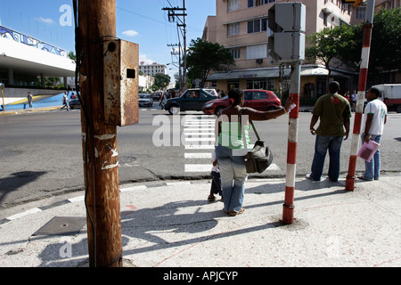 Les personnes en attente d'un feu vert à La Havana Banque D'Images