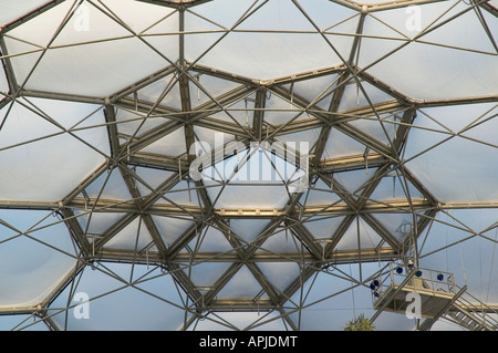 Une vue abstraite de l'intérieur, de la toiture de l'biome en verre à l'Eden Project à Cornwall, Angleterre Banque D'Images