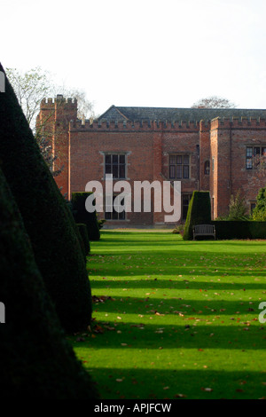 Gardensof formelle Holme Pierrepont Hall, Nottingham, Royaume-Uni. Construit en 1500, probablement la première maison en briques dans le Nottinghamshire Banque D'Images