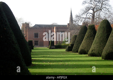 Gardensof formelle Holme Pierrepont Hall, Nottingham, Royaume-Uni. Construit en 1500, probablement la première maison en briques dans le Nottinghamshire Banque D'Images