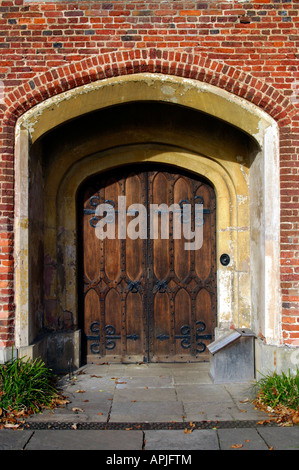 Porte avant de Holme Pierrepont Hall, Nottingham, Royaume-Uni. Construit en 1500, probablement la première maison en briques dans le cour. Dorset, UK. Banque D'Images