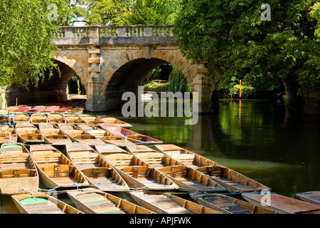 Rangées de plates amarré sous le Pont-de-la-Madeleine, Oxford Banque D'Images