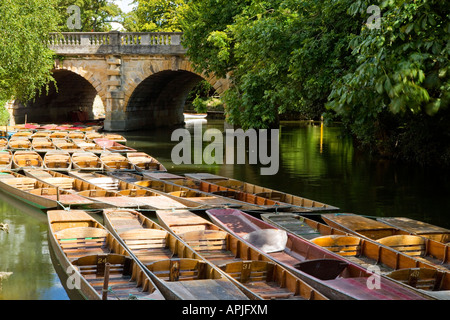 Rangées de plates amarré sous le Pont-de-la-Madeleine, Oxford Banque D'Images