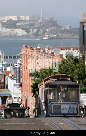 Tramway de San Francisco avec au loin d'Alcatraz Banque D'Images