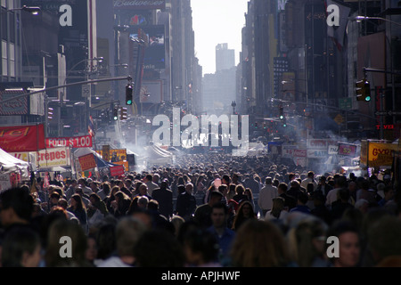 Le marché de rue au nord de Times Square à New York Banque D'Images