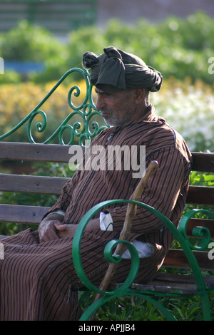 Homme marocain âgé portant un turban et chilaba. Essaouira.Maroc Banque D'Images