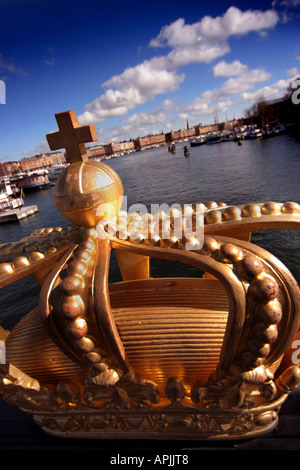 Couronne royale sur pont Skeppsholmen à Stockholm Banque D'Images