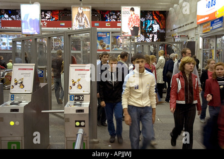 La station de métro laissant les navetteurs à Saint-Pétersbourg en Russie Banque D'Images