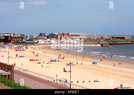 Angleterre Norfolk Gorleston plage le matin plage de sable ciel bleu à l'arrière de l'hôtel quai brise-vent les vacanciers sur la plage Banque D'Images