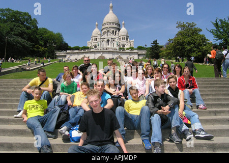 Un groupe d'étudiants posant pour la caméra devant le Sacré coeur Paris Banque D'Images