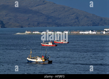 Des bateaux de pêche à l'ANCRE DANS LA BAIE à l'abri des intempéries au Loch Broom ULLAPOOL CÔTE OUEST DE L'ECOSSE UK Banque D'Images