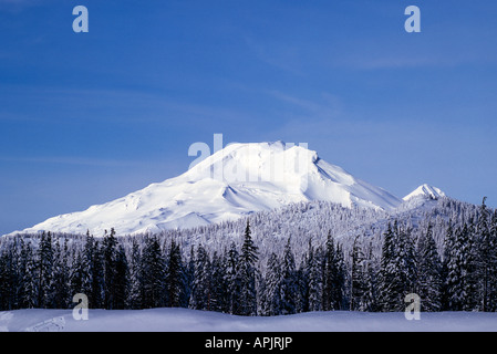 Vue de South Pointe soeurs un volcan éteint dans le centre de l'Oregon Cascades près de Bend en hiver Banque D'Images