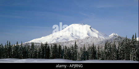 Vue de South Pointe soeurs un volcan éteint dans le centre de l'Oregon Cascades près de Bend en hiver Banque D'Images