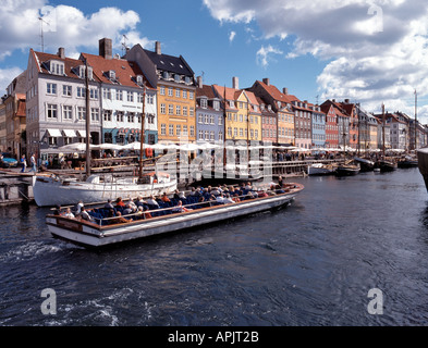 Zone touristique de NYHAVN COPENHAGUE AU DANEMARK AVEC BATEAU DE TOURISME Banque D'Images