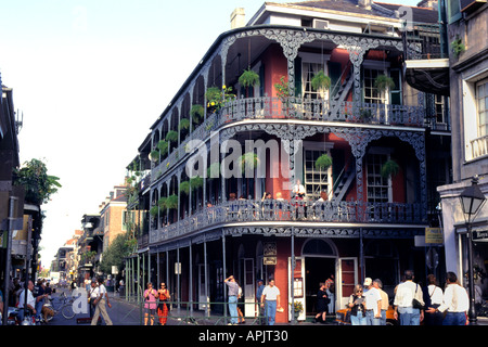 New Orleans Bourbon Street balcon Chambre Personnes Banque D'Images