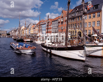 Vieux BATEAUX DE PÊCHE DANS LE CANAL NYHAVN ZONE TOURISTIQUE AVEC Restaurants, magasins et BATEAU DE TOURISME Danemark Copenhague Banque D'Images