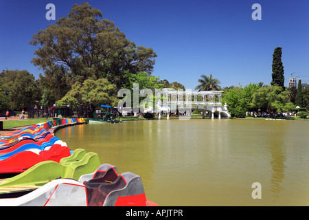 "Rosedal" de Palerme : jardin plantes rose avec des bateaux colorés sur le lac au premier plan, et l'ancien pont blanc et rose gard Banque D'Images