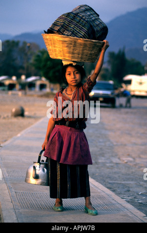 Antigua Guatemala Femme Jeune Fille panier à linge lave-linge fonctionne Banque D'Images