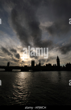 Chambres du Parlement et Big Ben au coucher du soleil sur les rives de la Tamise à Londres Banque D'Images