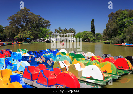 "Rosedal" de Palerme : jardin plantes rose avec des bateaux colorés sur le lac au premier plan, et l'ancien pont blanc et rose gard Banque D'Images