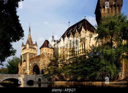 Château Vajdahunyad vára Vajdahunyad, ou, est un château dans Parc de la ville, Budapest, Hongrie, qui a été construit entre 1896 et 1908, Banque D'Images