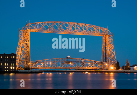 Le pont aérien à Duluth, Minnesota dans la nuit Banque D'Images