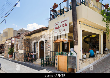 Cafe Bar au centre du village, près de Koutouloufari, Hersonissos, Crète, Grèce Banque D'Images