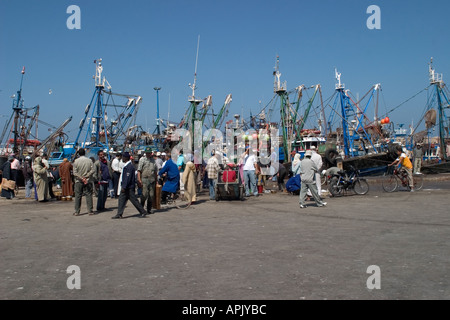 Foules typique sur le quai à Essaouira sont réunis pour acheter des poissons comme le débarquement Banque D'Images