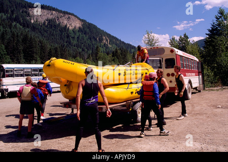 La préparation d'un radeau sur la rivière Kicking Horse près de la ville de Golden en Colombie-Britannique Canada Banque D'Images