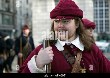 Les membres de la guerre civile anglaise de la société dans l'armée du roi de Whitehall, Londres défilé annuel Banque D'Images