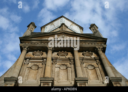 À la recherche à la porte d'honneur de Gonville et Caius College, Université de Cambridge. Banque D'Images