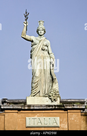 La sculpture intitulée Italia par Alexander Sandy Stoddart en haut de le Centre italien, Merchant City, Glasgow. Banque D'Images