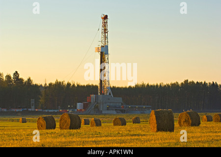 Un appareil de forage pour l'exploration de minéraux souterrains dans un champ agricole. Banque D'Images